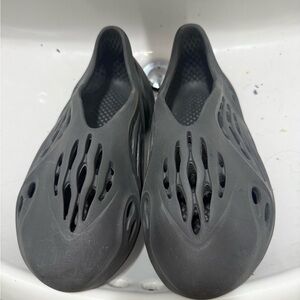SZ 9 YEEZY SLIP ON SLIDES FOAM RUNNER SANDALS Black Slip-On Foam Clog Shoes